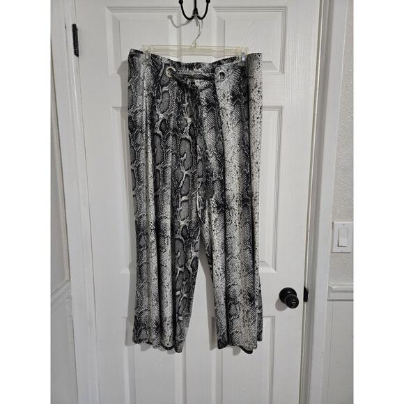 Goddess Wide Leg Pants Size 1X Snake Print Gray White Loose Fit Palazzo Poplin - Picture 2 of 12